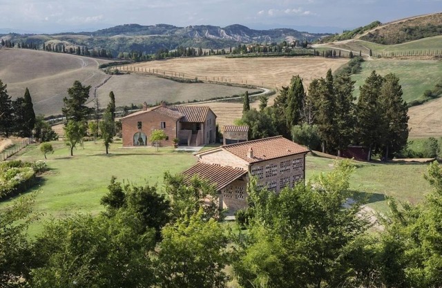 Large villa in Tuscany Italy to rent with pool, air conditioning, views, Wi-Fi, and near Volterra