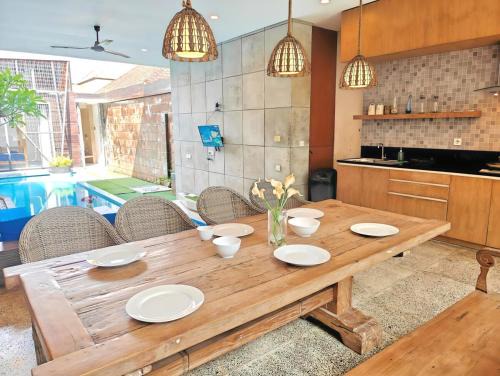 Large Villa Jimbaran With Pool & WiFi by 2ndHome