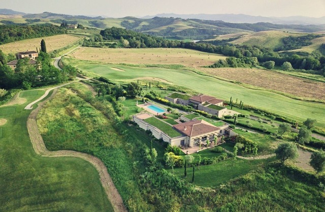 Large villa to rent in Tuscany with pool, AC, Wi-Fi, Golf, Tennis, walk to town, views, weddings and celebrations