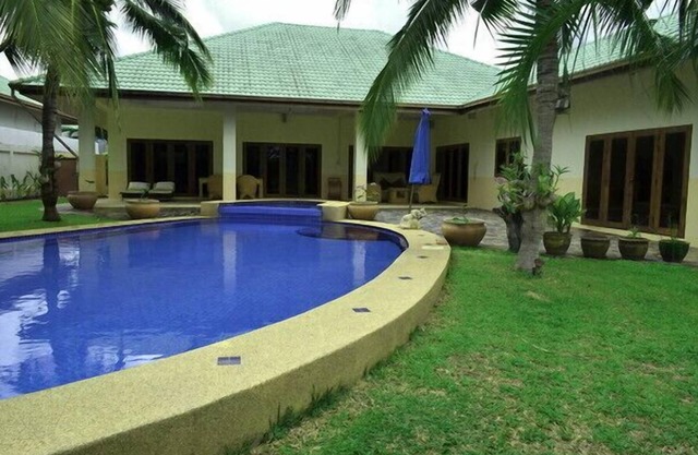 Large villa with pool 10 pax SHR001