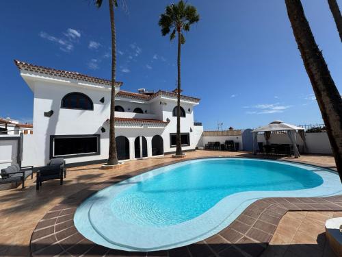 Large Villa with Huge Private Pool & Gym in Maspalomas