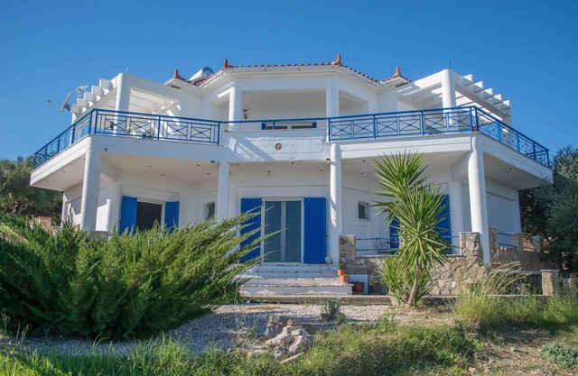 Large villa with pool in a peaceful and private setting. For up to 6 people.