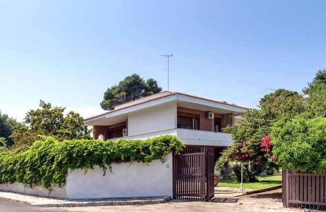 Large villa with swimming pool and private tennis near the sea