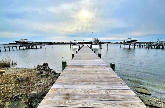 Large Waterfront Home with private dock and hottub, 3 miles to Emerald Isle Beach