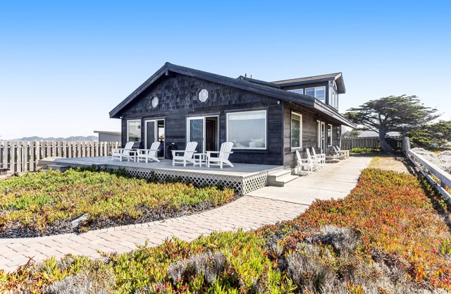 Large waterfront home with deck & private cove - amazing panoramic views