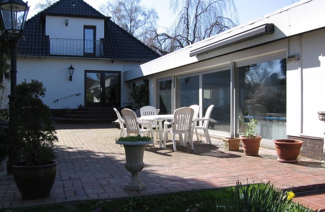 Large well-kept house, heated swimming pool, park-like garden. WIRELESS INTERNET ACCESS !