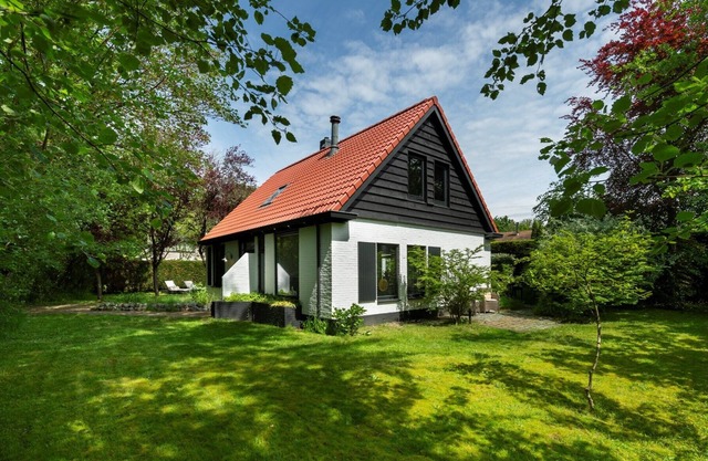 Larixweg 4 holiday villa on a unique location near the sea