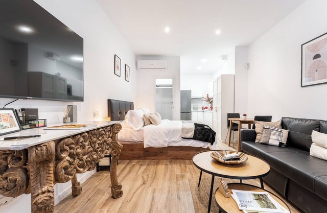 "Las Damas de Madrid 10 minutes from downtown"