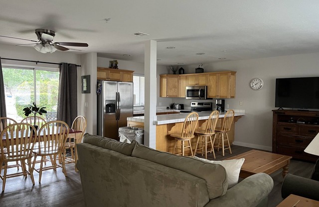 Las Palmas 2 Bedroom Condo * Poolside * Great Amenities