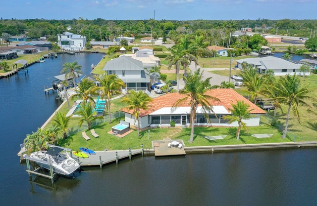 Last Minute Deal:Waterfront, Hot Tub, Kayaks, Fishing Gears & Pets-Friendly Stay