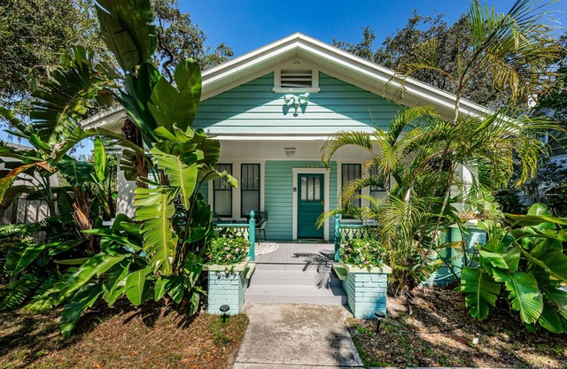 Last minute discounts for Fall - Quaint Bungalow just off Main Street!