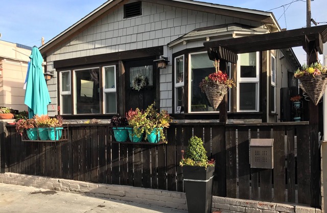 Last minute discounts!Pet friendly with AC steps to beach-SUV parking