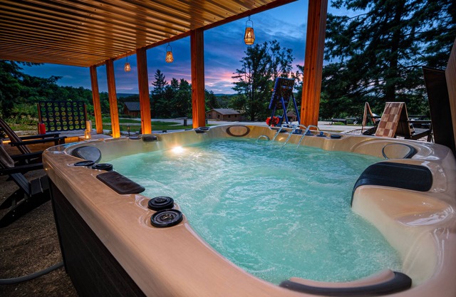 Last Minute Fall Deals! Family FUN! 4 Private Bedrooms, Hot Tub, Game room