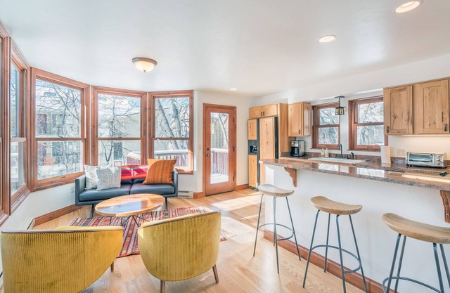 LAST MINUTE FILM FEST AVAILABILITY! CHIC & CONVENIENT 2BR/2.5Bth condo-Creekside