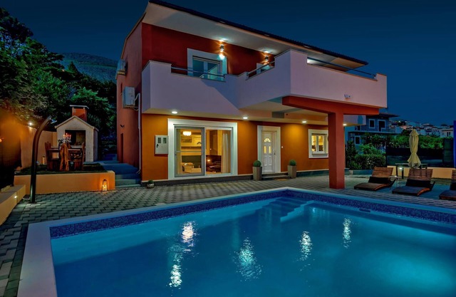 LAST MINUTE! Luxury Villa Dream, 32sqm private pool and 4 bedroom, near Split