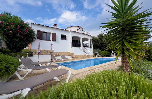 Last minute OFFERS! Three bedroom villa with private pool & Seaview.