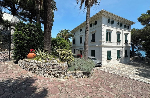 * LAST MINUTE * Villa Doria 10P by VILLASRETREATS, Waterfront, A/C near 5Terre