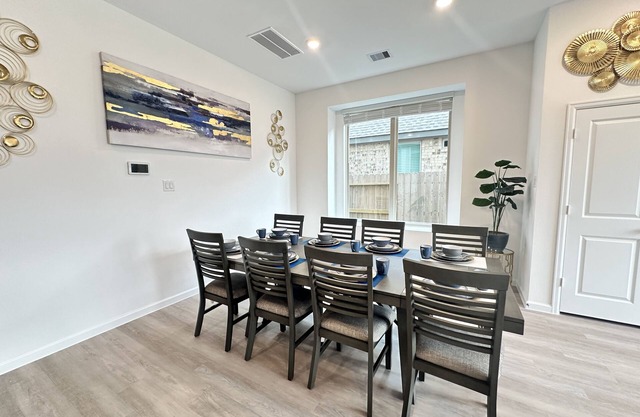 Late check out! Cozy & New 4Bd/3ba, in quiet neighborhood w/big yard.