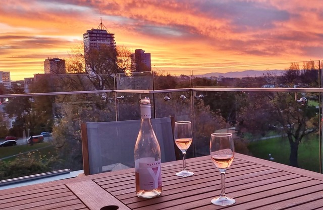 Latimer Loft - Inner city top floor apartment- with spectacular views