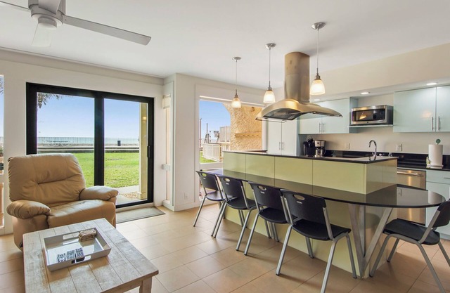 Latitude 3 - Spectacular oceanfront views!2BD/2BA. Sleeps 6