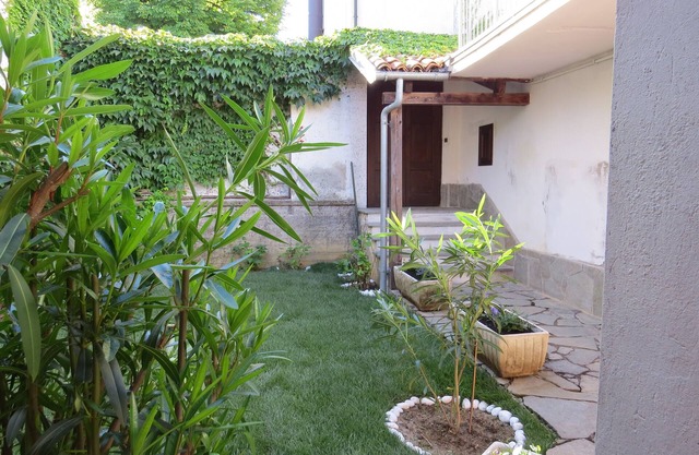 Laura's House, La Morra