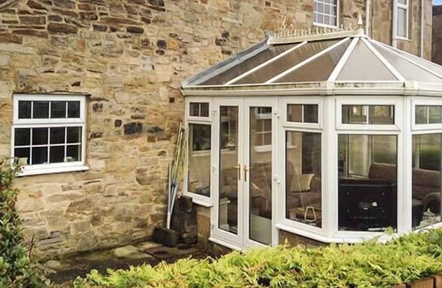 LAUREL COTTAGE, pet friendly, with a garden in Iveston
