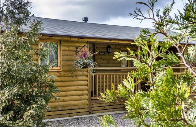 Laurel Lodge - 2 Bedroom Log Cabin - St Florence