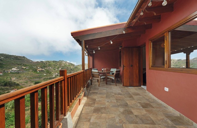 'Laurel' Room with Mountain Views, Wi-Fi and Air Conditioning.