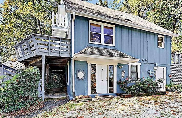 Laurel View Cottage: Asheville destination with views, hot tub. Close to restaurants and more!