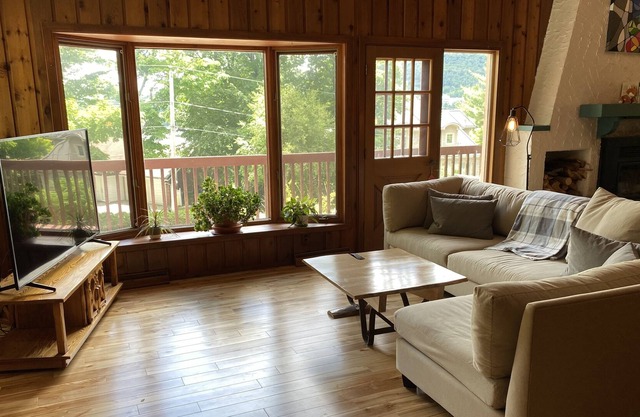 Laurentides - Cozy ski retreat on the lake and close to city center w/fire pit