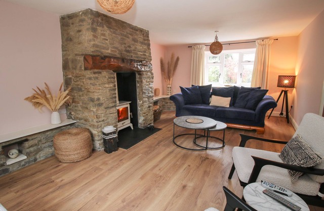 LAURGETHS HOUSE, pet friendly, with open fire in Bishop's Castle