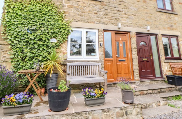 LAVENDER COTTAGE, pet friendly, with open fire in Grewelthorpe
