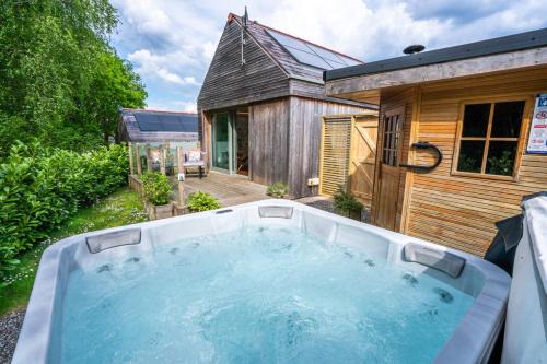 Lavender Lodge 1BR with Hot Tub and Sauna near Black Mountain