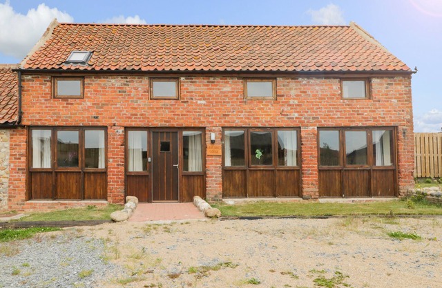 LAVENDER LODGE, pet friendly, character holiday cottage in Withernsea