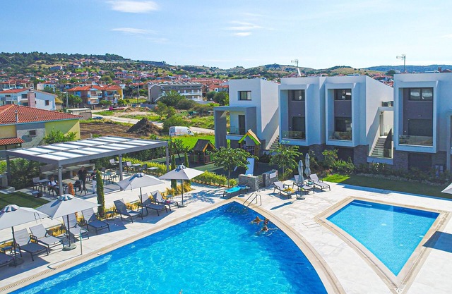 Lavinia: Nikiti Apartment, Shared pool, Walk to beach, WiFi, A/C