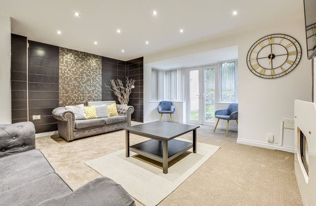 Lavish Bolton Abode - Sleeps 6
