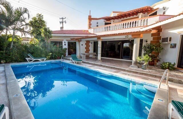 Lavish Gardens, Large Pool, 2 Blocks to Ocean
