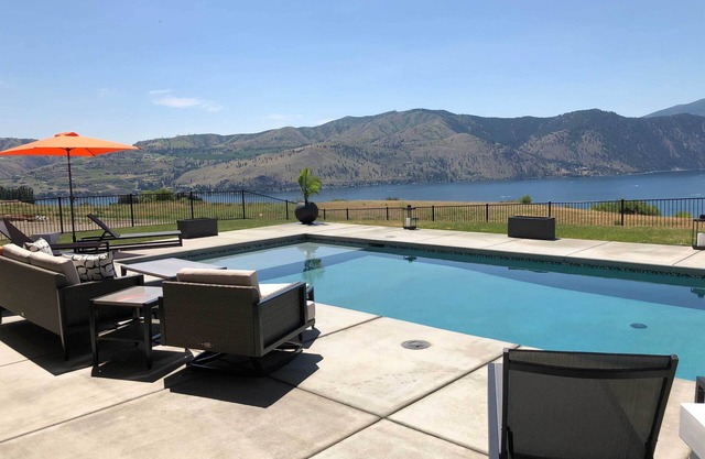 Lavish Lake Chelan Escape: Pool & Panoramic Views