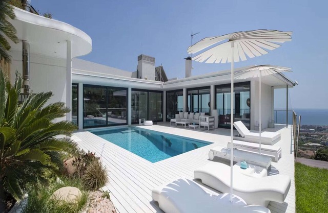 Lavish villa with outdoor hot tub