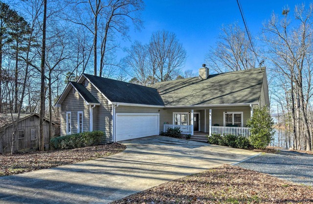 Lavonia Lake House w/Private Dock & Bonfire!