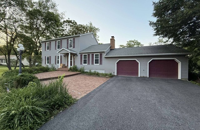 Lawrence Ridge Charming 4-bedroom Farmhouse
