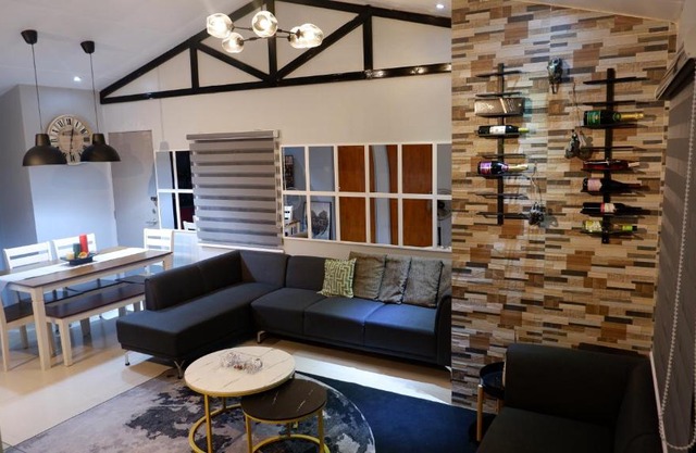 Lax Uno 2 bedroom home with Parking, Wi-Fi, NetFlix and Airconditioned Rooms and Shower Heater
