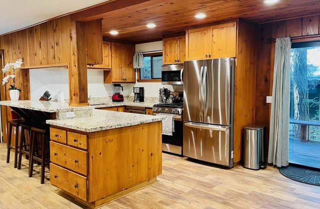 Lazy Bear Bungalow Pet Friendly Lake Escape