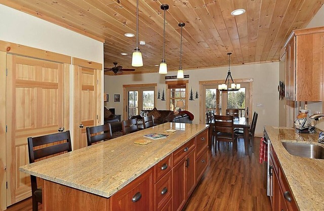 Lazy Bear Lodge: 4 br log home, fireplace, a/c, hot tub, pond & views!