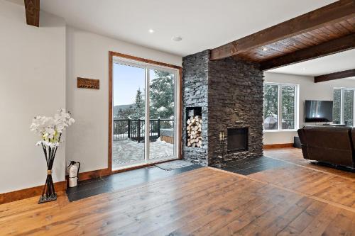 Lazy Bear Waterfront Chalet W4 Bdrs And Hot Tub