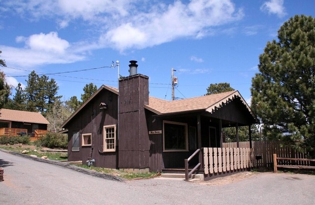 Lazy R Cottages: 2 2 Bedroom Cabin