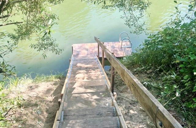 Lazy RiverLodge: Dock & Decks! FUN Family Cabin on River! GmRm/WiFi/HotTub!