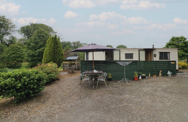 LAZY TROUT CARAVAN, country holiday cottage in Narberth