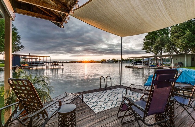 LBJ Lakefront-Private dock, cove, great sunsets! Discount for monthly stays.
