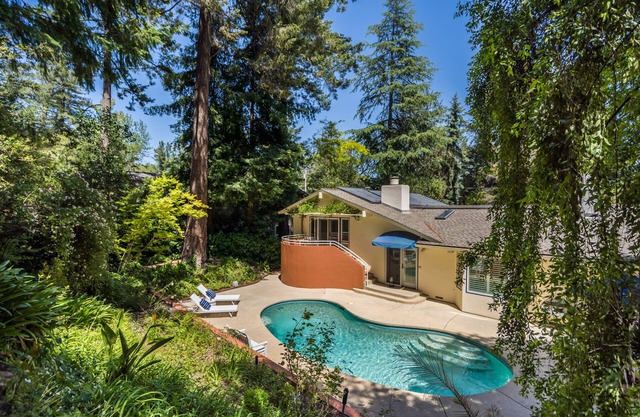 León by AvantStay | Private Breathtaking Character Cottage w/Pool & Hot Tub
